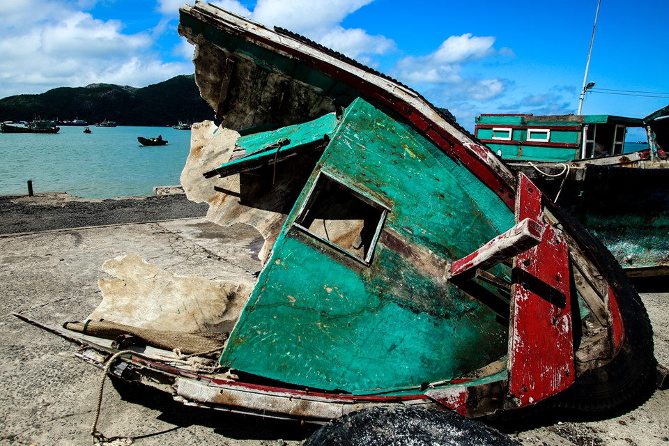 12 tàu cá ở Côn Đảo bị bão số 16 đánh chìm và hư hỏng